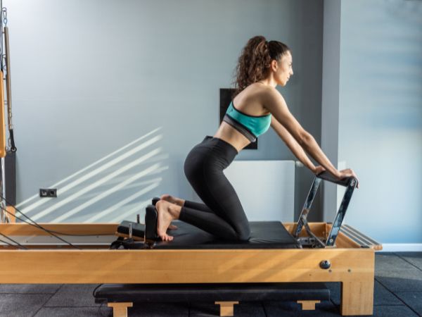 mulher praticando exercício de Pilates