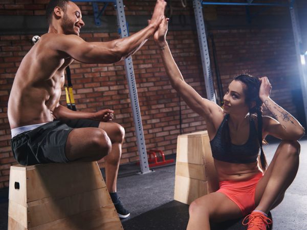 amigos se cumprimentando em um box de crossfit