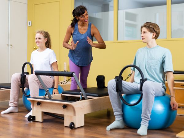 adolescentes praticando pilates orientado