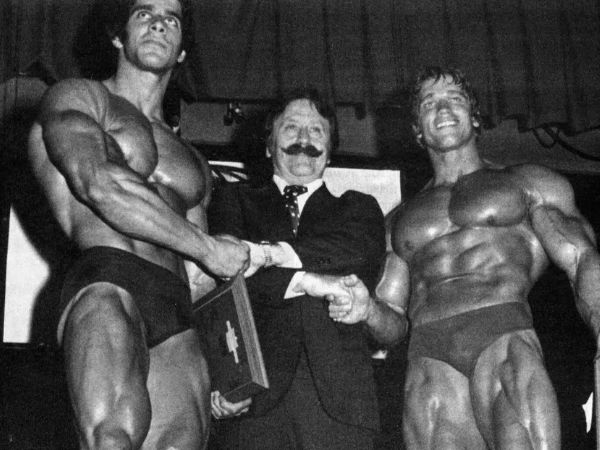 Arnold e Ferrigno em competição na década de 70 - Fisiculturismo.